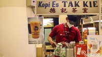 Sedangkan untuk jenis minuman menyegarkan yang bisa ditemukan di sini ada Kopi Es Tak Kie, es tebu dari Kang Tebu, Dawet Ireng Wong Ndeso, Es Podeng Daplun, Es Selendang Mayang, Es Potong Sugiarto, serta lainnya yang layak untuk dicicipi.  