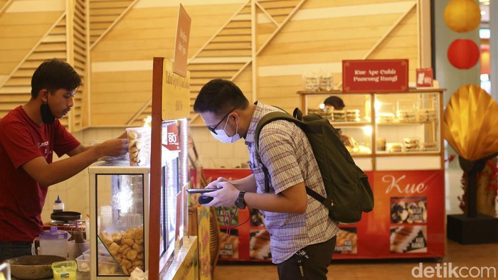 Pengunjung membeli sebuah makanan dalam acara kuliner bertajuk 