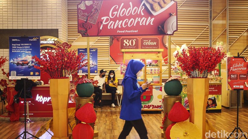 Pengunjung membeli sebuah makanan dalam acara kuliner bertajuk 