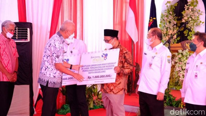 Gubernur Jateng Ganjar Pranowo menyerahkan bantuan pembinaan UMKM yang diterima Wali Kota Magelang Muchamad Nur Aziz, Rabu (16/3/2022).