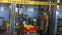 Selain itu, gudang tersebut juga tidak mengantongi label POM dari Dinas Kesehatan serta diduga melakukan penyelewengan pendistribusian minyak goreng merek tertentu dengan cara mengemas ulang.