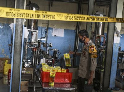 Gudang Minyak Goreng di Depok Disegel Polisi