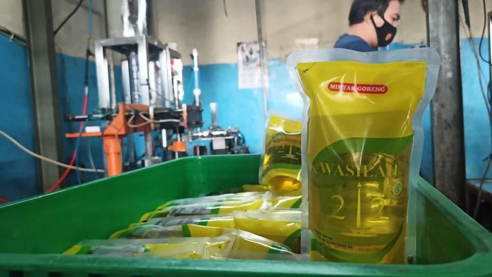 Gudang pengemasan minyak goreng di Depok digerebek polisi