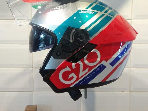 Ini Penampakan Helm Jokowi yang Ditenteng saat Foto Bareng Pebalap MotoGP