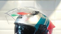 Nah, untuk sesi foto bersama pebalap MotoGP, Jokowi menggunakan helm RSV SV300 dengan sentuhan grafis baru, yakni grafis G20. Ini berkaitan dengan dijadikannya Indonesia sebagai negara tuan rumah forum pertemuan negara-negara G20 di Bali, Oktober 2022 nanti. Foto: Dok. RSV Helmet Indonesia