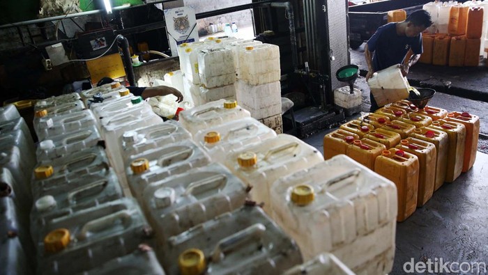 Pekerja saat mengisi minyak goreng curah ke dalam jeriken di Pasar Cipete, Jakarta Selatan, Rabu (16/3/2022). Saat ini harga eceran tertinggi (HET) minyak goreng curah naik menjadi Rp 14.000 per liter.