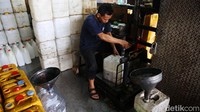 Sementara, untuk minyak goreng kemasan lain harganya sesuai dengan harga pasar. 