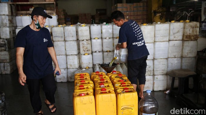 Pekerja saat mengisi minyak goreng curah ke dalam jeriken di Pasar Cipete, Jakarta Selatan, Rabu (16/3/2022). Saat ini harga eceran tertinggi (HET) minyak goreng curah naik menjadi Rp 14.000 per liter.