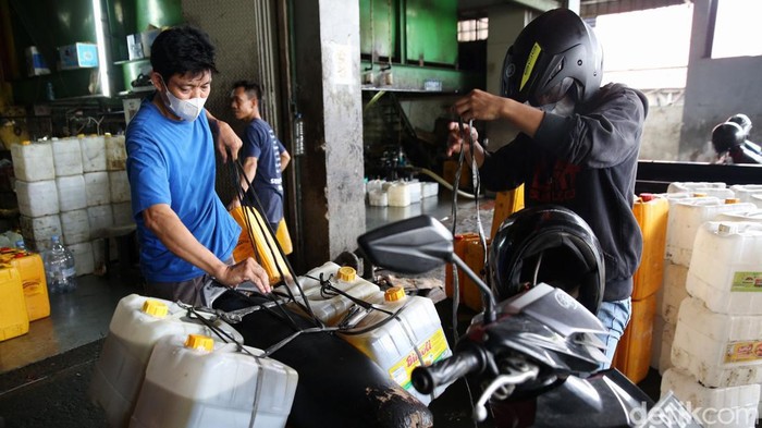 Pekerja saat mengisi minyak goreng curah ke dalam jeriken di Pasar Cipete, Jakarta Selatan, Rabu (16/3/2022). Saat ini harga eceran tertinggi (HET) minyak goreng curah naik menjadi Rp 14.000 per liter.