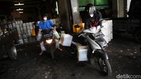Sebagai informasi, pemerintah mengubah harga eceran tertinggi (HET) minyak goreng curah menjadi Rp 14.000 per liter. Informasi ini disampaikan oleh Kapolri Jenderal Listyo Sigit Prabowo dan Menko Perekonomian Airlangga Hartarto.