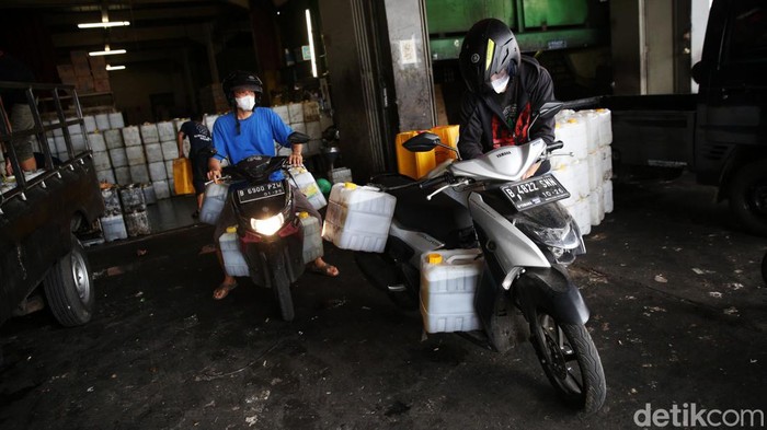 HET Minyak Goreng Curah Naik Jadi Rp 14.000/Liter Pekerja saat mengisi minyak goreng curah ke dalam jeriken di Pasar Cipete, Jakarta Selatan, Rabu (16/3/2022). Saat ini harga eceran tertinggi (HET) minyak goreng curah naik menjadi Rp 14.000 per liter.