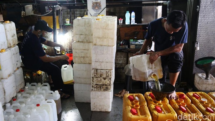 Pekerja saat mengisi minyak goreng curah ke dalam jeriken di Pasar Cipete, Jakarta Selatan, Rabu (16/3/2022). Saat ini harga eceran tertinggi (HET) minyak goreng curah naik menjadi Rp 14.000 per liter.