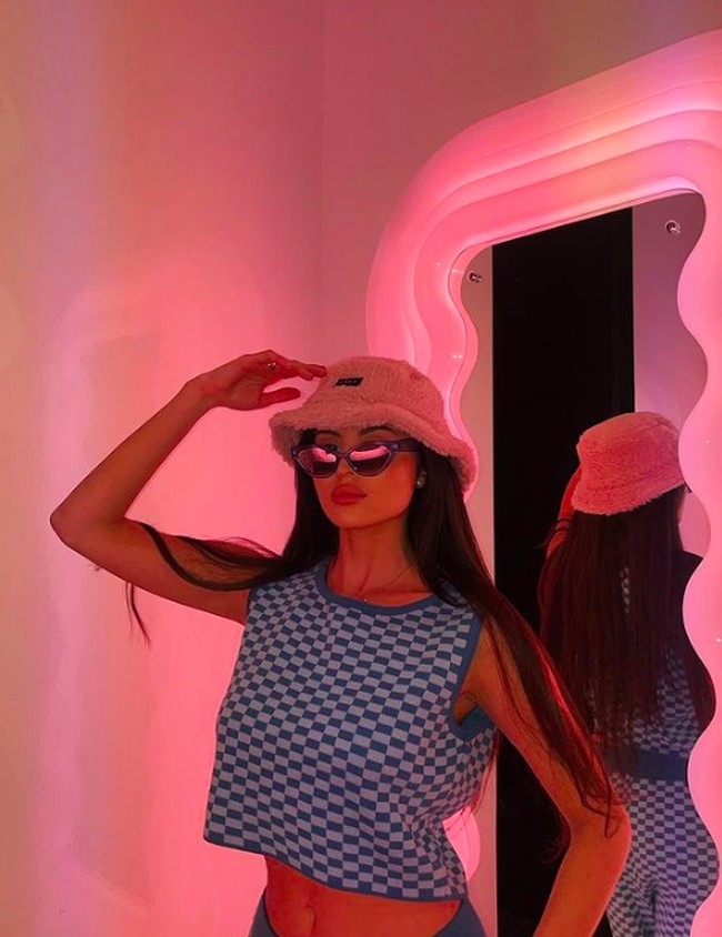 Holly Scarfone adalah seorang model dan bintang reality show Too Hot to Handle. Foto: dok. Instagram/@hollyscarfone