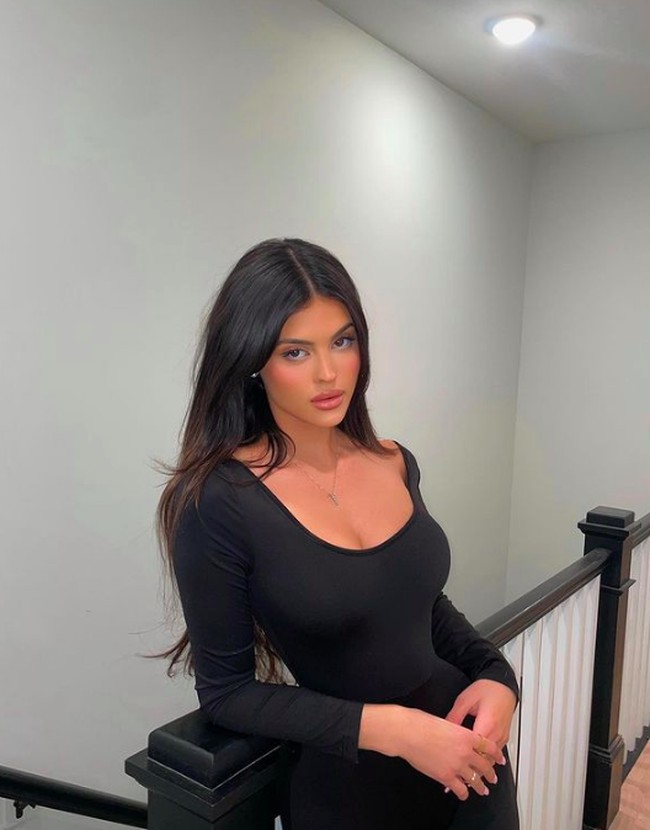 Dia berusia 23 tahun. Lagi-lagi Scott Disick punya kekasih yang usianya jauh di bawahnya. Mantan kekasih Kourtney Kardashian itu berusia 38 tahun. Foto: dok. Instagram/@hollyscarfone