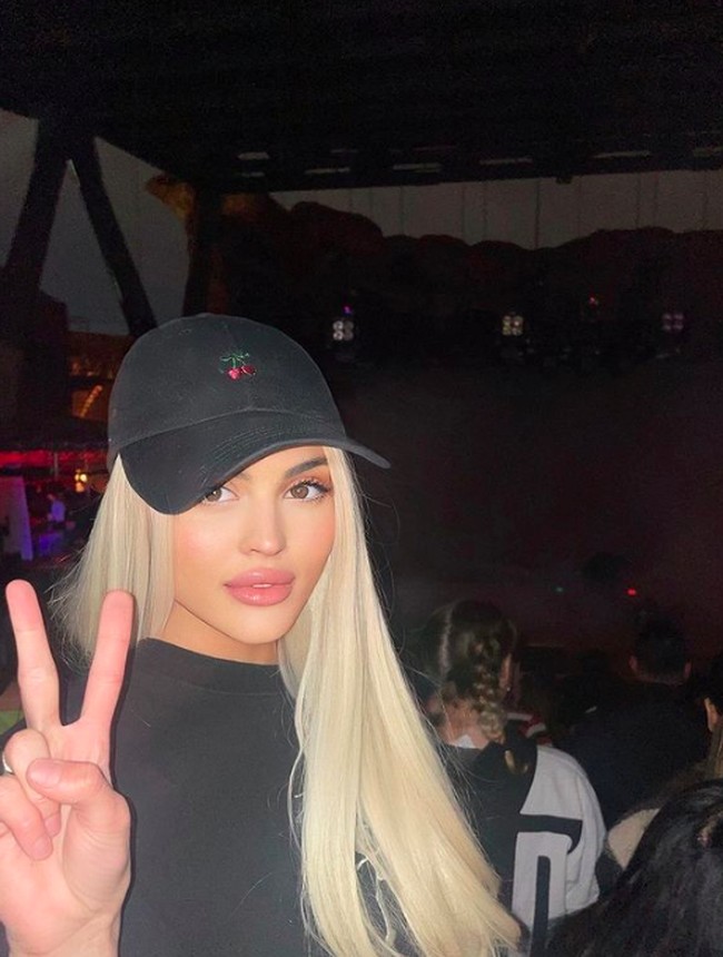 Holly Scarfone jadi sorotan lantaran garis wajahnya mirip dengan Kylie Jenner. Foto: dok. Instagram/@hollyscarfone