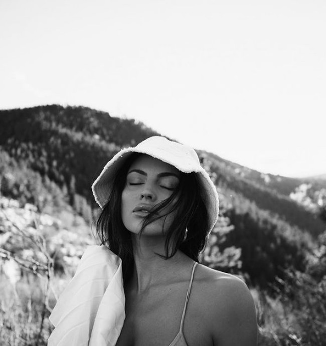 Dia (Kylie) luar biasa. Dia keren tapi pada akhirnya, ayolah.. aku adalah diriku, ungkap Holly lagi. Foto: dok. Instagram/@hollyscarfone