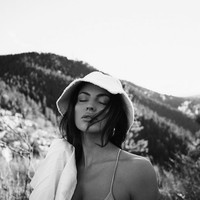 Dia (Kylie) luar biasa. Dia keren tapi pada akhirnya, ayolah.. aku adalah diriku, ungkap Holly lagi. Foto: dok. Instagram/@hollyscarfone