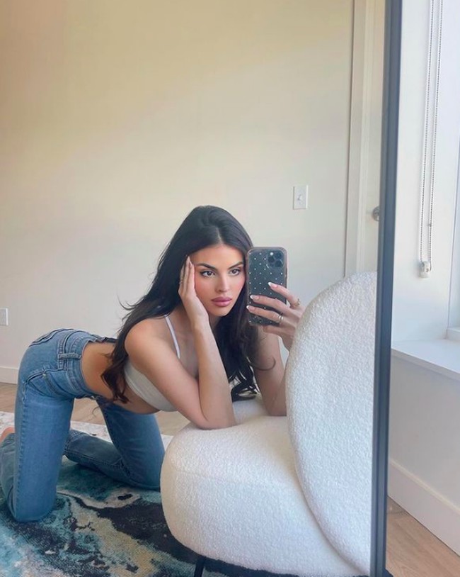 Inilah penampilan rupawan Holly Scarfone yang memang pada angle tertentu wajahnya mirip dengan Kylie Jenner. Foto: dok. Instagram/@hollyscarfone