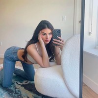 Inilah penampilan rupawan Holly Scarfone yang memang pada angle tertentu wajahnya mirip dengan Kylie Jenner. Foto: dok. Instagram/@hollyscarfone