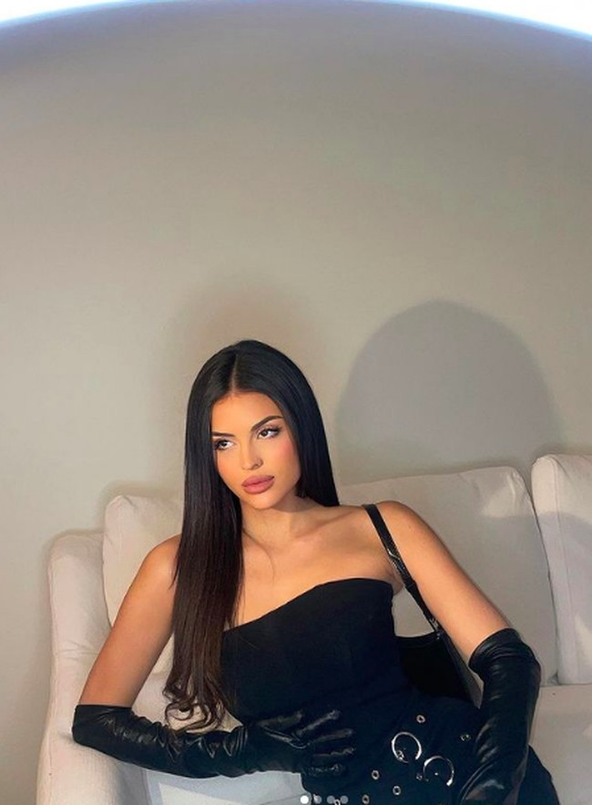 Pada akhirnya aku adalah Holly. Aku bukan Kylie, ucap Holly dalam siaran langsung TikTok.Foto: dok. Instagram/@hollyscarfone