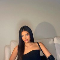 Pada akhirnya aku adalah Holly. Aku bukan Kylie, ucap Holly dalam siaran langsung TikTok.Foto: dok. Instagram/@hollyscarfone