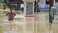 Hujan melanda sebagian besar wilayah Balikpapan sejak Selasa (15/3) malam hingga Rabu pagi tadi. Kondisi ini mengakibatkan sejumlah wilayah rendah terendam banjir hingga dua meter.  