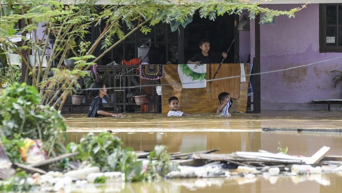 Hujan Deras Bikin Balikpapan Terendam Banjir Sepeda motor melintas saat banjir menggenangi kawasaan Damai, Balikpapan, Kalimantan Timur, Rabu (16/3/2022). Hujan deras sejak dini hari yang mengguyur Kota Balikpapan menyebabkan banjir di kawasan tersebut. ANTARA FOTO/Hafidz Mubarak A/tom.