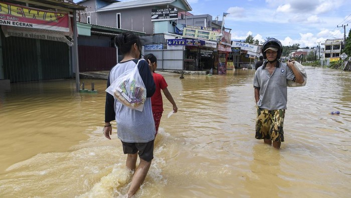 Hujan Deras Bikin Balikpapan Terendam Banjir Sepeda motor melintas saat banjir menggenangi kawasaan Damai, Balikpapan, Kalimantan Timur, Rabu (16/3/2022). Hujan deras sejak dini hari yang mengguyur Kota Balikpapan menyebabkan banjir di kawasan tersebut. ANTARA FOTO/Hafidz Mubarak A/tom.