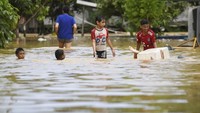 Hujan deras sejak dini hari yang mengguyur Kota Balikpapan menyebabkan banjir di kawasan tersebut.  