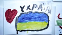 Salah satu lukisan mereka adalah gambar bendera Ukraina, biru-kuning.