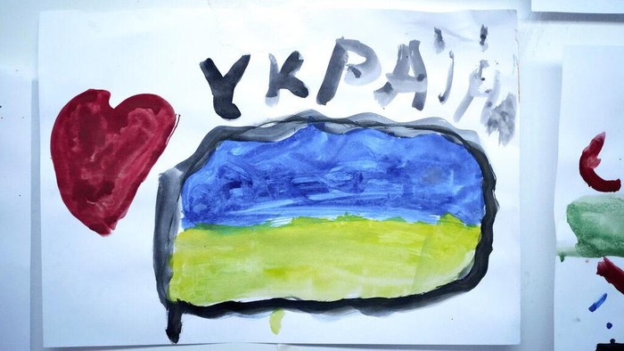 Anak-anak pengungsi Ukraina yang ditampung di Moldova mengikuti trauma healing dengan belajar melukis. Yuk lihat hasil karya mereka.