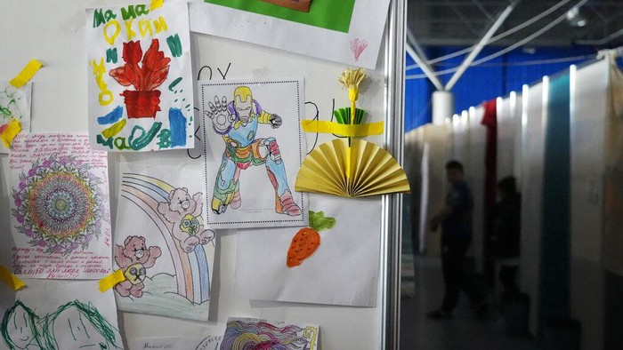 Anak-anak pengungsi Ukraina yang ditampung di Moldova mengikuti trauma healing dengan belajar melukis. Yuk lihat hasil karya mereka.