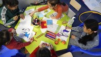Anak-anak pengungsi Ukraina belajar melukis dan mewarnai, Selasa (15/3/2022).