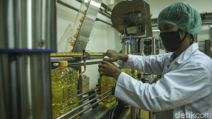 Pekerja menyelesaikan produksi minyak goreng di Bekasi, Rabu (16/3/2022). Meski minyak dipasaran tergolong langka namun produksi di pabrik ini tetap berlangsung.