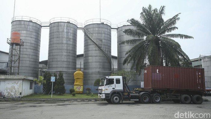 Pekerja menyelesaikan produksi minyak goreng di Bekasi, Rabu (16/3/2022). Meski minyak dipasaran tergolong langka namun produksi di pabrik ini tetap berlangsung.