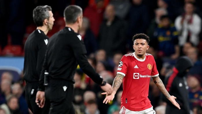 MANCHESTER, ENGLAND - MARCH 15: Jadon Sancho of Manchester United complains to the Referee Slavko Vincic after their sides defeat during the UEFA Champions League Round Of Sixteen Leg Two match between Manchester United and Atletico Madrid at Old Trafford on March 15, 2022 in Manchester, England. (Photo by Shaun Botterill/Getty Images)
