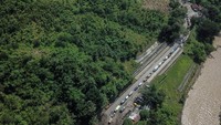 Foto udara kendaraan terjebak kemacetan di dekat lokasi perbaikan jalan amblas jalur Bandung-Cirebon di Tomo, Kabupaten Sumedang, Jawa Barat.
