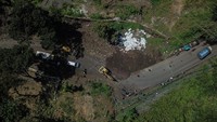 Foto udara petugas mengoperasikan alat berat saat perbaikan jalan amblas Jalur Nasional Bandung-Cirebon di Tomo, Kabupaten Sumedang, Jawa Barat.