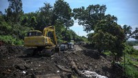Petugas mengoperasikan alat berat saat perbaikan jalan amblas jalur Bandung-Cirebon di Tomo, Kabupaten Sumedang, Jawa Barat, Rabu (16/3/2022).