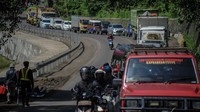 Macet panjang terlihat sejak lokasi perbaikan jalan amblas jalur Bandung-Cirebon di Tomo, Kabupaten Sumedang, Jawa Barat.