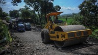 Tingginya intensitas hujan serta labilnya tanah di kawasan tersebut membuat jalan nasional yang menghubungkan Kota Bandung dan Cirebon amblas setinggi satu meter dengan panjang 60 meter.