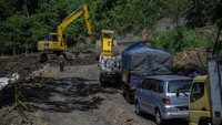 Nampak sejumlah kendaraan terjebak kemacetan di sekitar lokasi jalan amblas.