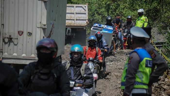 Petugas mengoperasikan alat berat saat perbaikan jalan amblas jalur Bandung-Cirebon di Tomo, Kabupaten Sumedang, Jawa Barat, Rabu (16/3/2022). Tingginya intensitas hujan serta labilnya tanah di kawasan tersebut membuat jalan nasional yang menghubungkan Kota Bandung dan Cirebon amblas sekitar satu meter dengan panjang 60 meter. ANTARA FOTO/Raisan Al Farisi/tom.