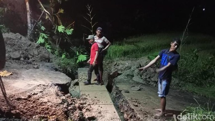 Jalan penghubung antarkecamatan yang berada di Kecamatan Jatipurno tidak bisa dilintasi kendaraan