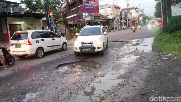 Jalan rusak di Jalan Kyai Mojo, Solo, Rabu (16/3/2022).