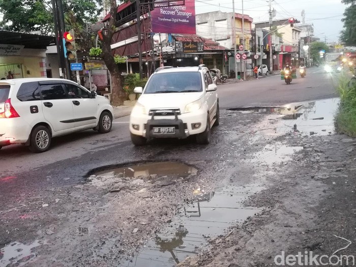 Jalan rusak di Jalan Kyai Mojo, Solo, Rabu (16/3/2022).