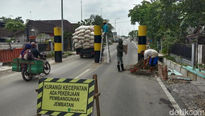 Jembatan Terusan Bojonegoro Tuban yang sudah terpasang portal silinder untuk menghalau truk ODOL