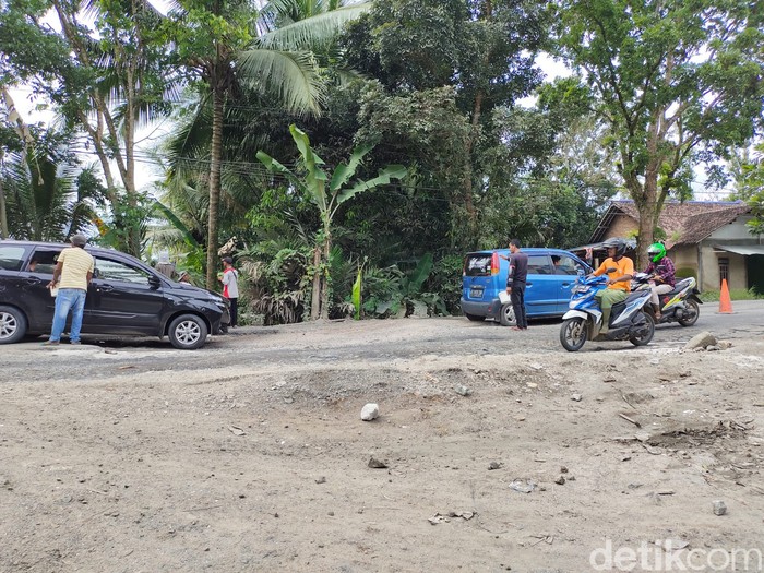 Jl Ir Sutami di Lebak, Banten, rusak. 16 Maret 2022. (Fathul Rizkoh/detikcom)