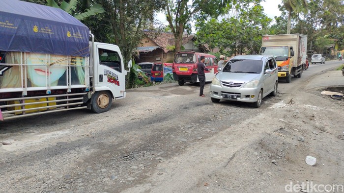 Jl Ir Sutami di Lebak, Banten, rusak. 16 Maret 2022. (Fathul Rizkoh/detikcom)