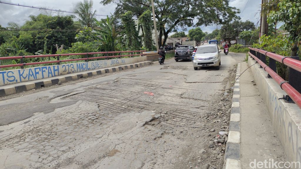 Jl Ir Sutami, Lebak, Banten, berkondisi rusak. 16 Maret 2022. (Fathul Rizkoh/detikcom)